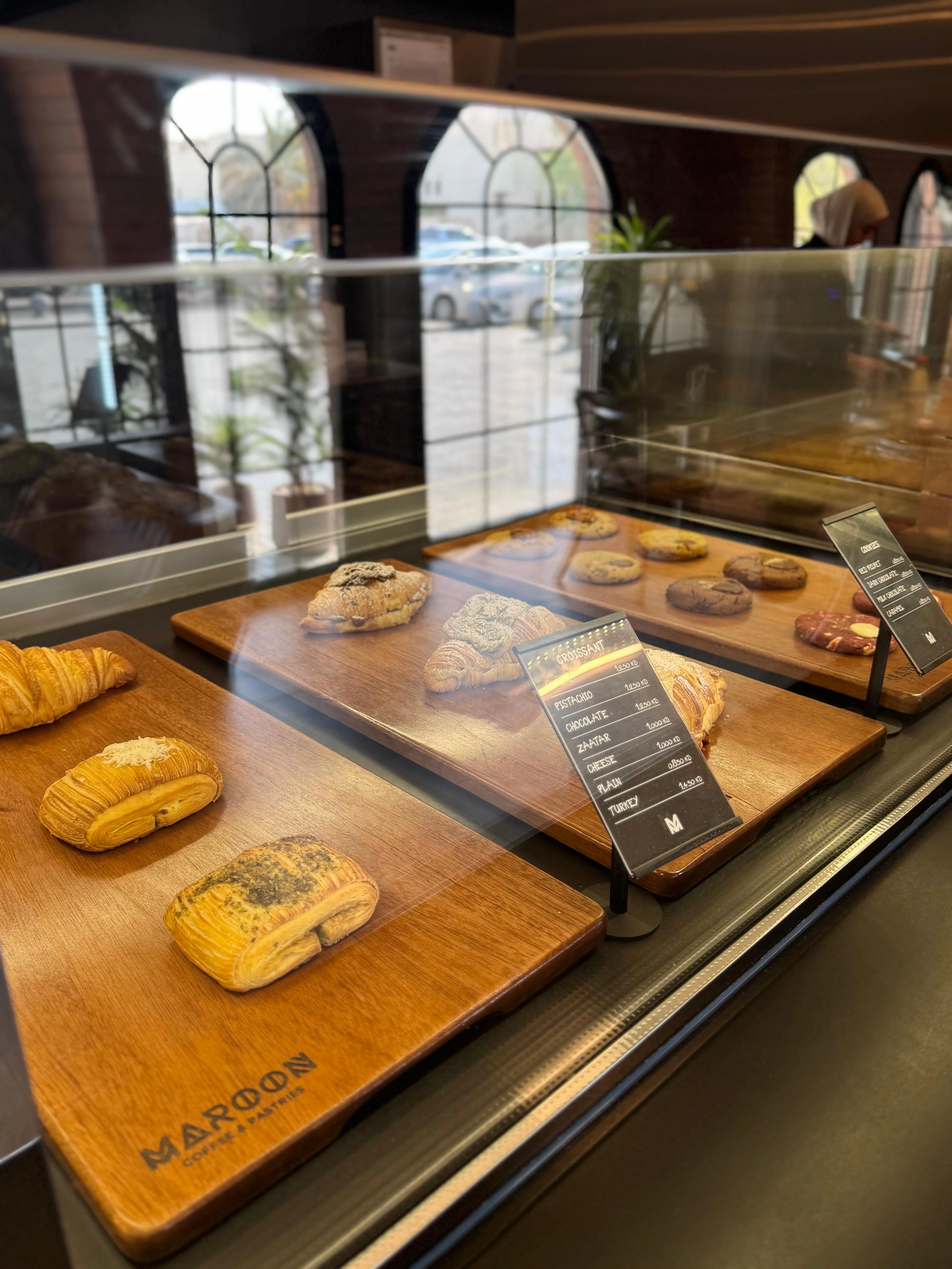 Maroon Cafe شرق – أجواء شرحة وهادية مناسبة للشغل أو الدراسة
