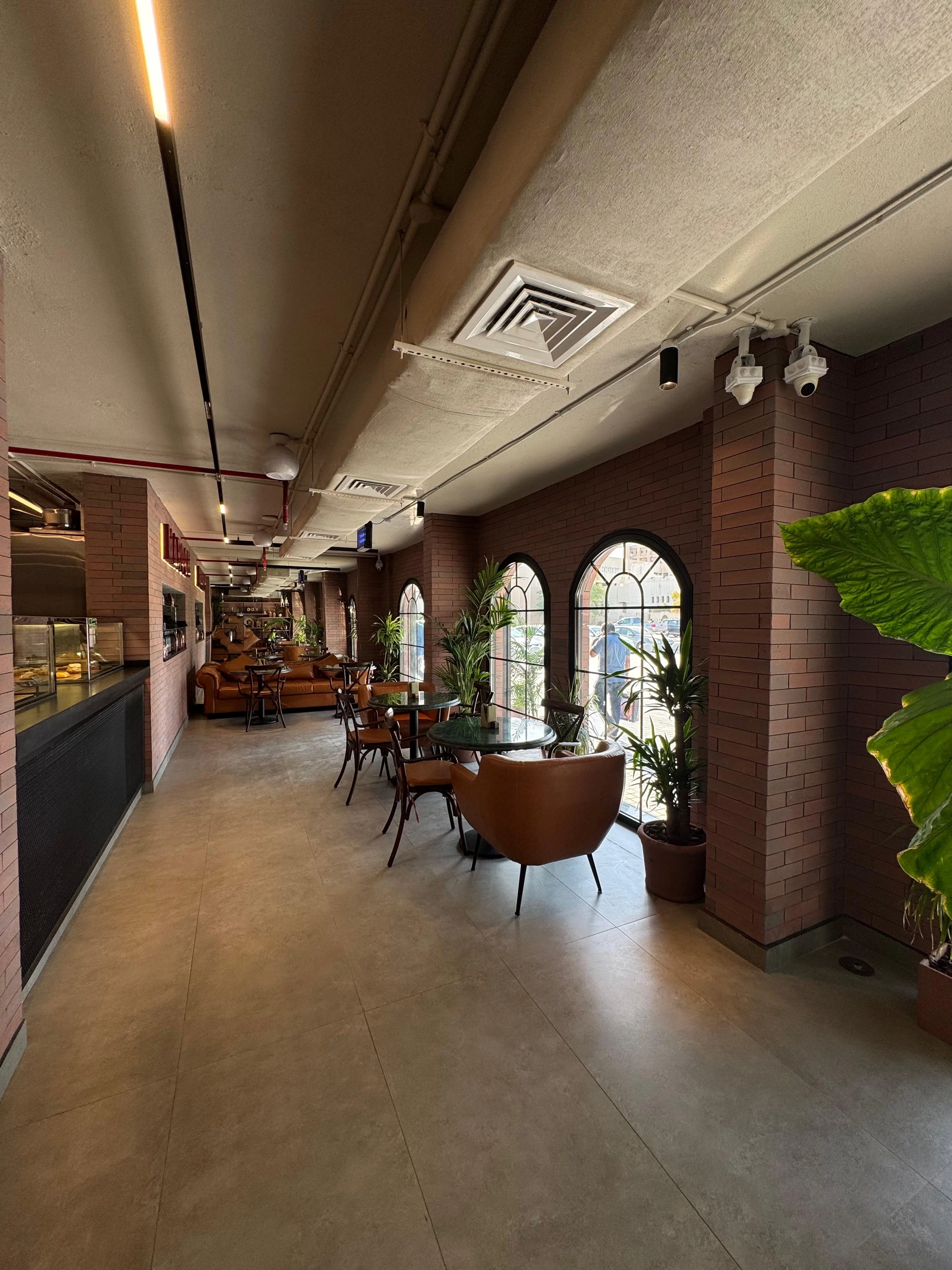 Maroon Cafe شرق – جلسة داخلية مريحة وديكور أنيق