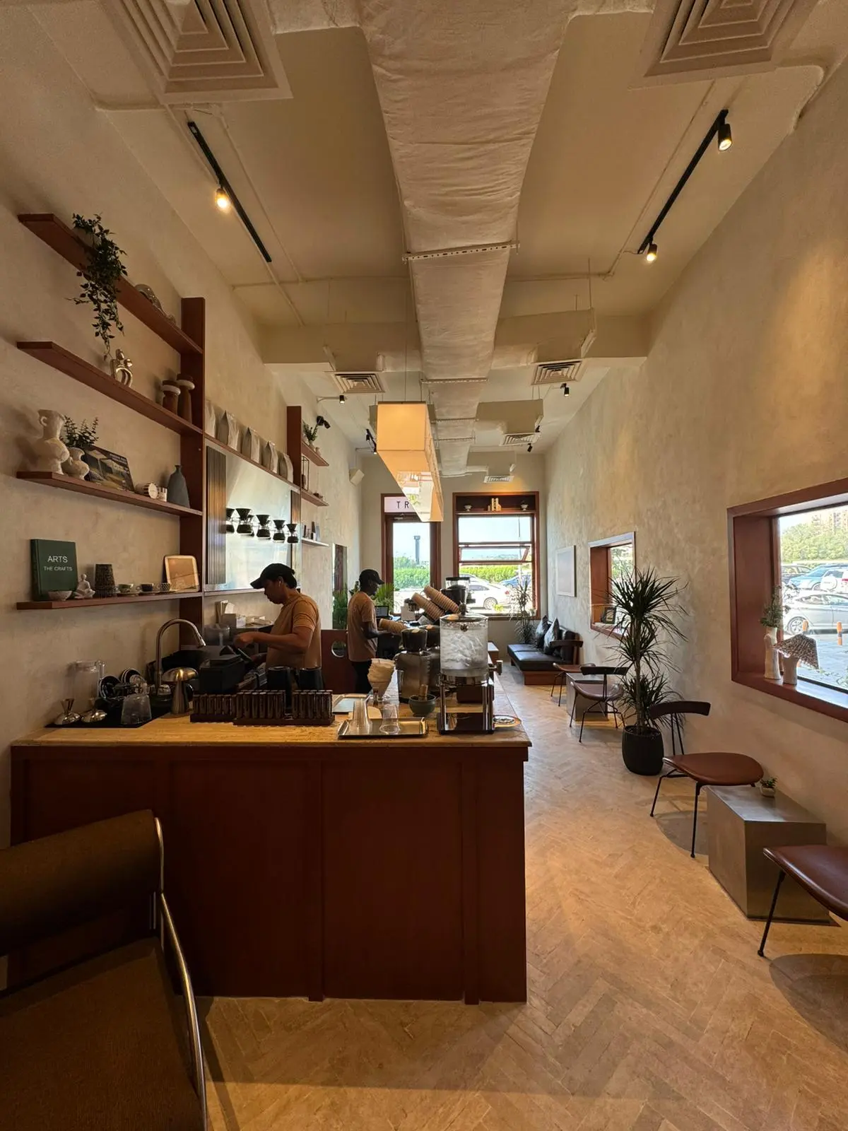 Elegant corner at Très Café with plants and decorative walls