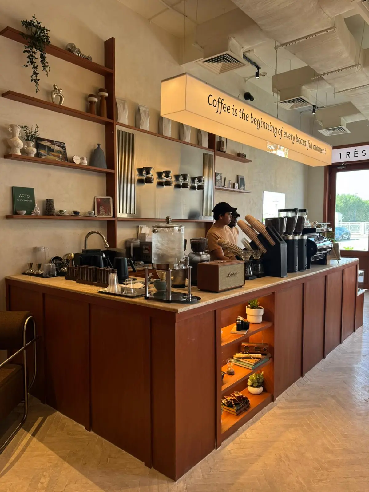 Guests enjoying coffee at Très Café’s relaxing atmosphere