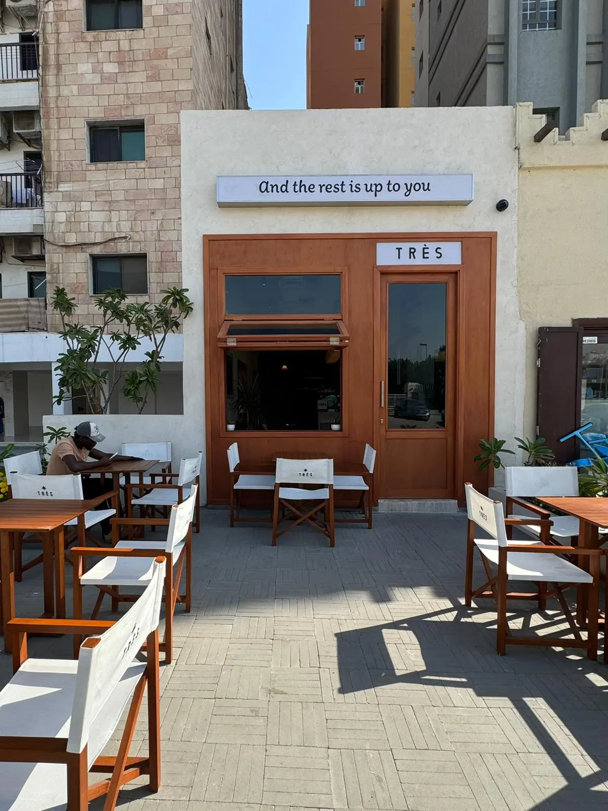 Très Café أبو حليفة – أجواء مريحة ومثالية للعمل أو الدراسة مع قهوة أمريكانو مختصة