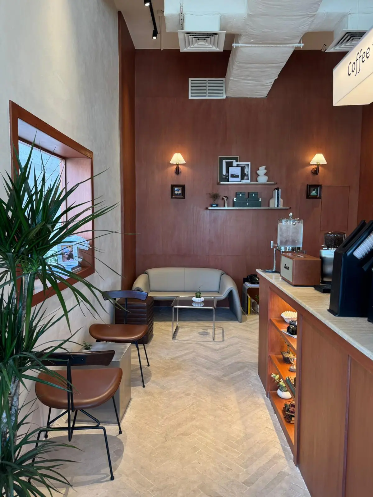 Barista preparing Hot Americano at Très Café counter