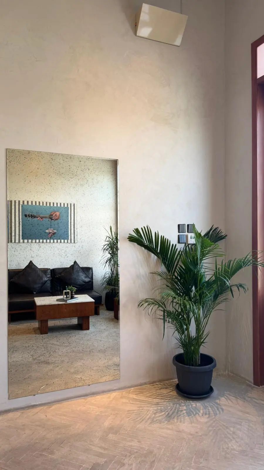 Très Café Kuwait interior with natural light and elegant design