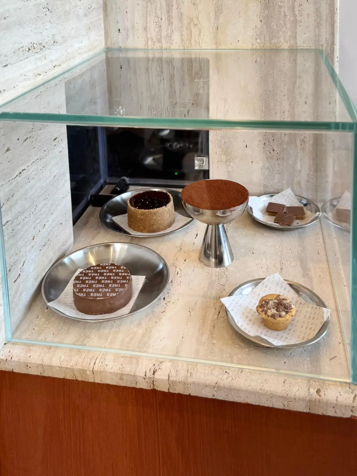 Evening view of Très Café with warm lighting ambiance