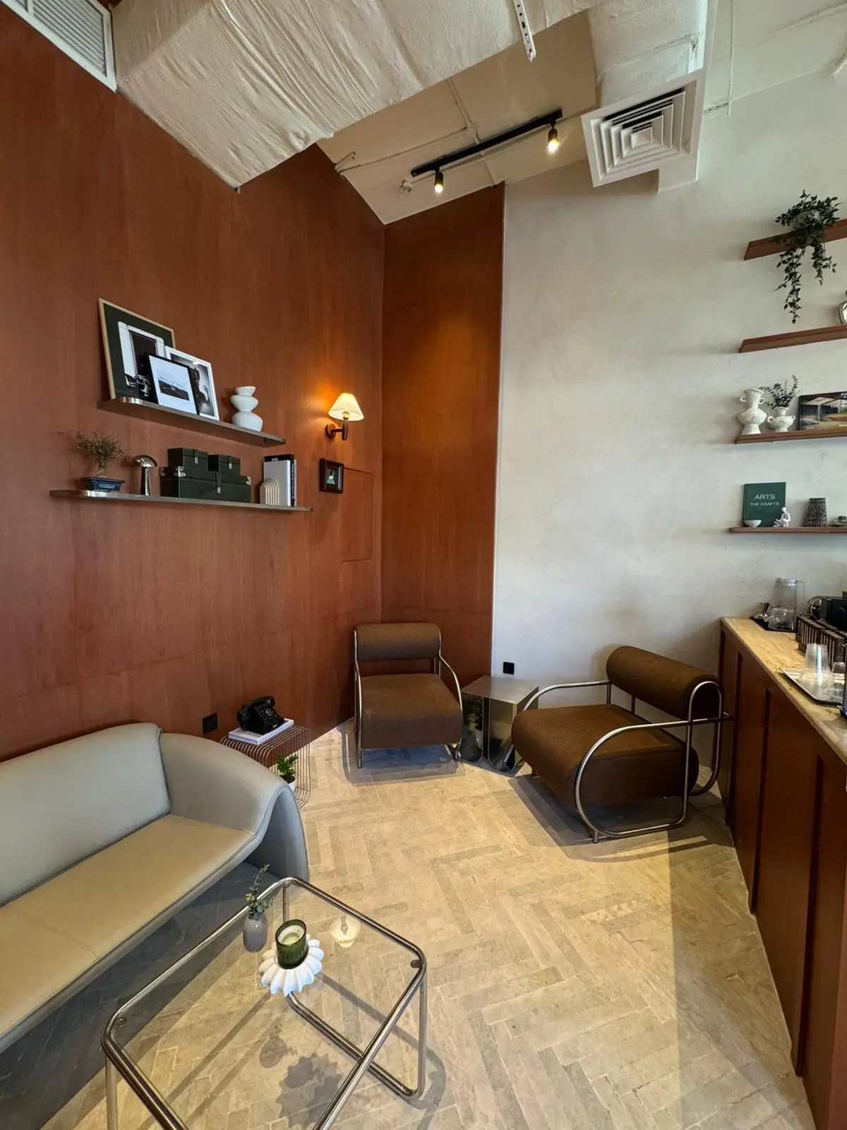 Hot Americano coffee served on a wooden table at Très Café