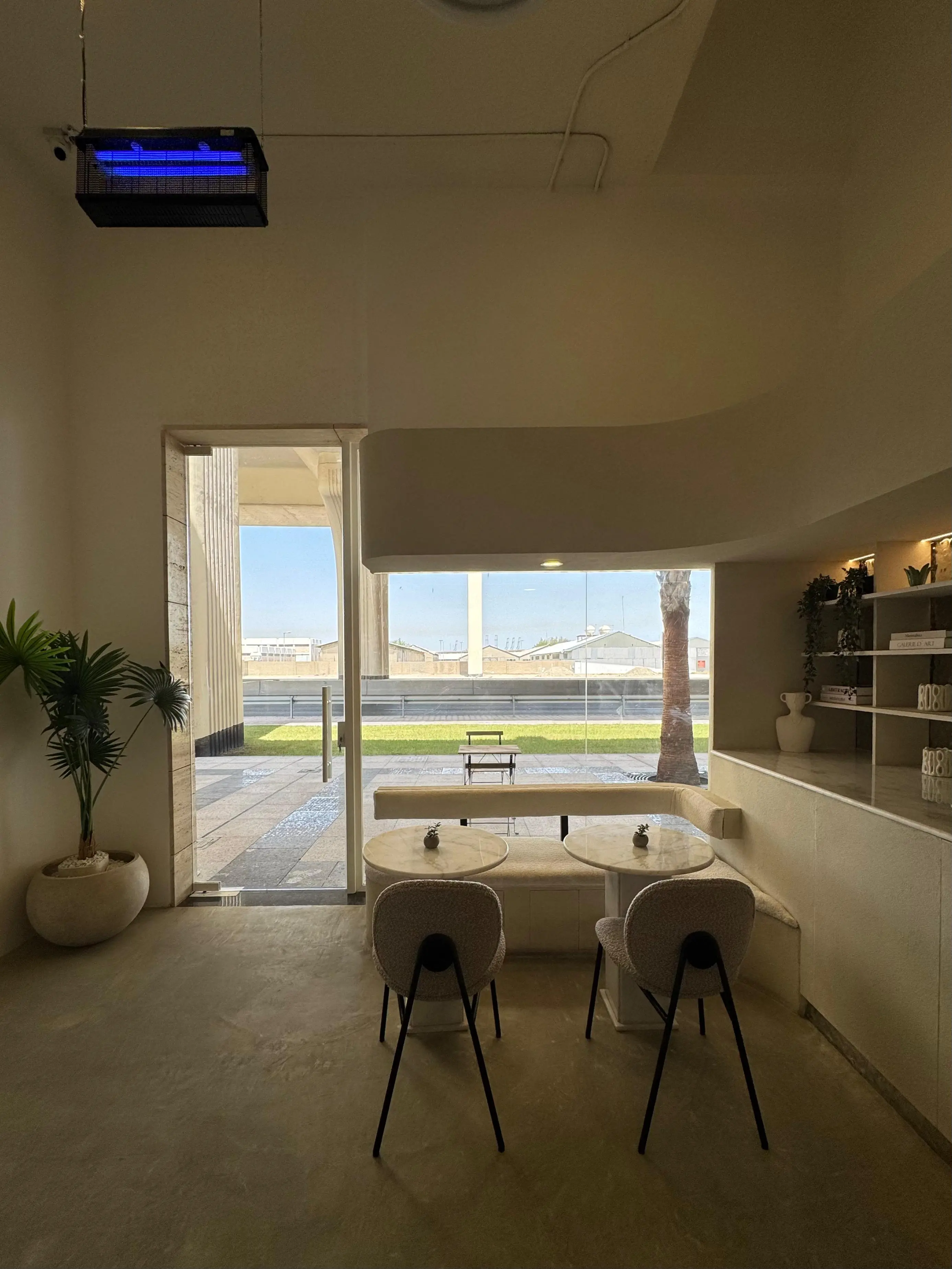 طاولات خشبية مع قهوة ساخنة في Uppresso Cafe – تجربة مميزة لعشاق الكافيهات