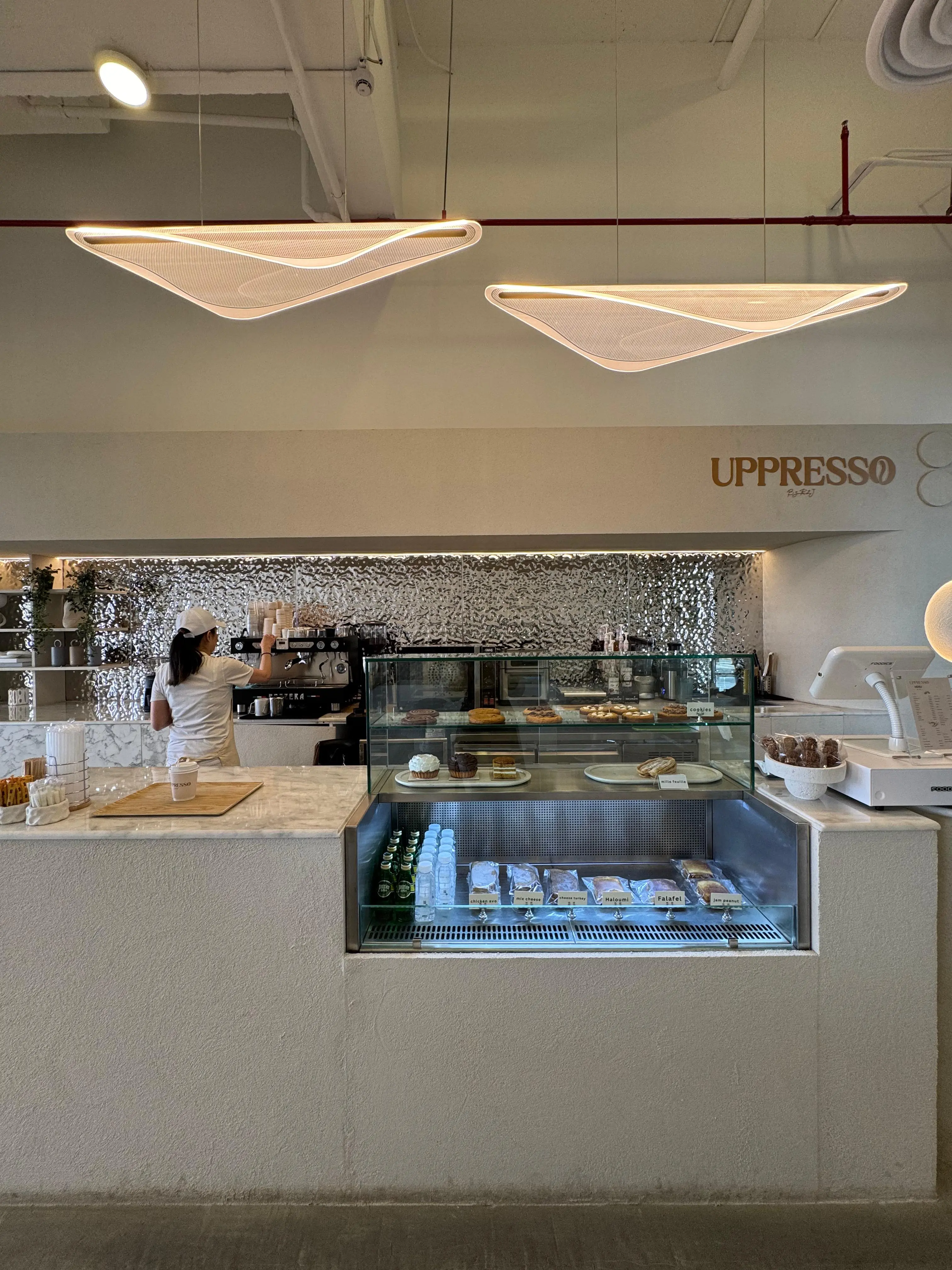 جلسة تطل على جسر الشويخ من Uppresso Cafe – أجواء مميزة في قلب الكويت