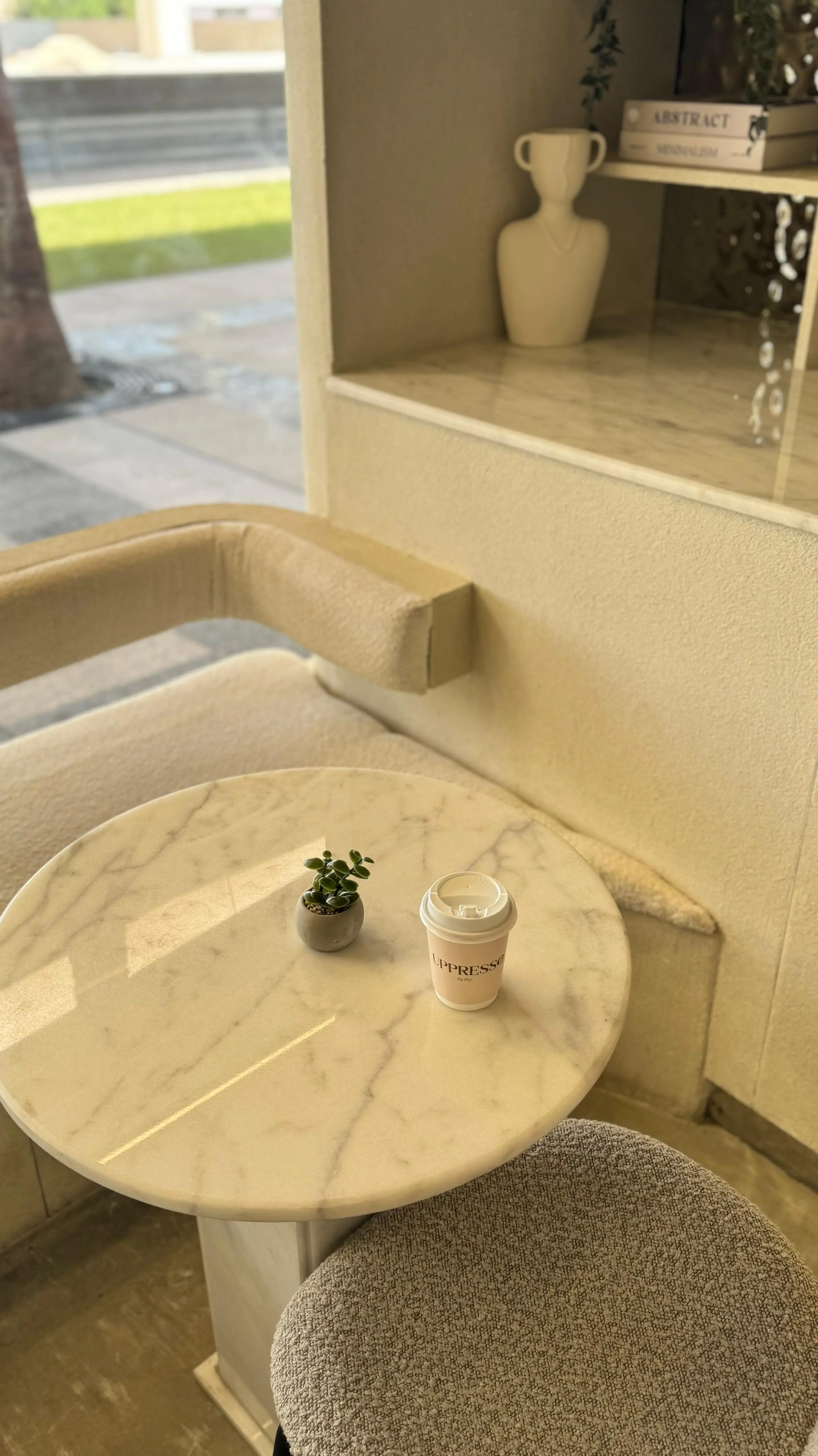 مقاعد خارجية في Uppresso Cafe الشويخ – مثالية لفصل الشتاء
