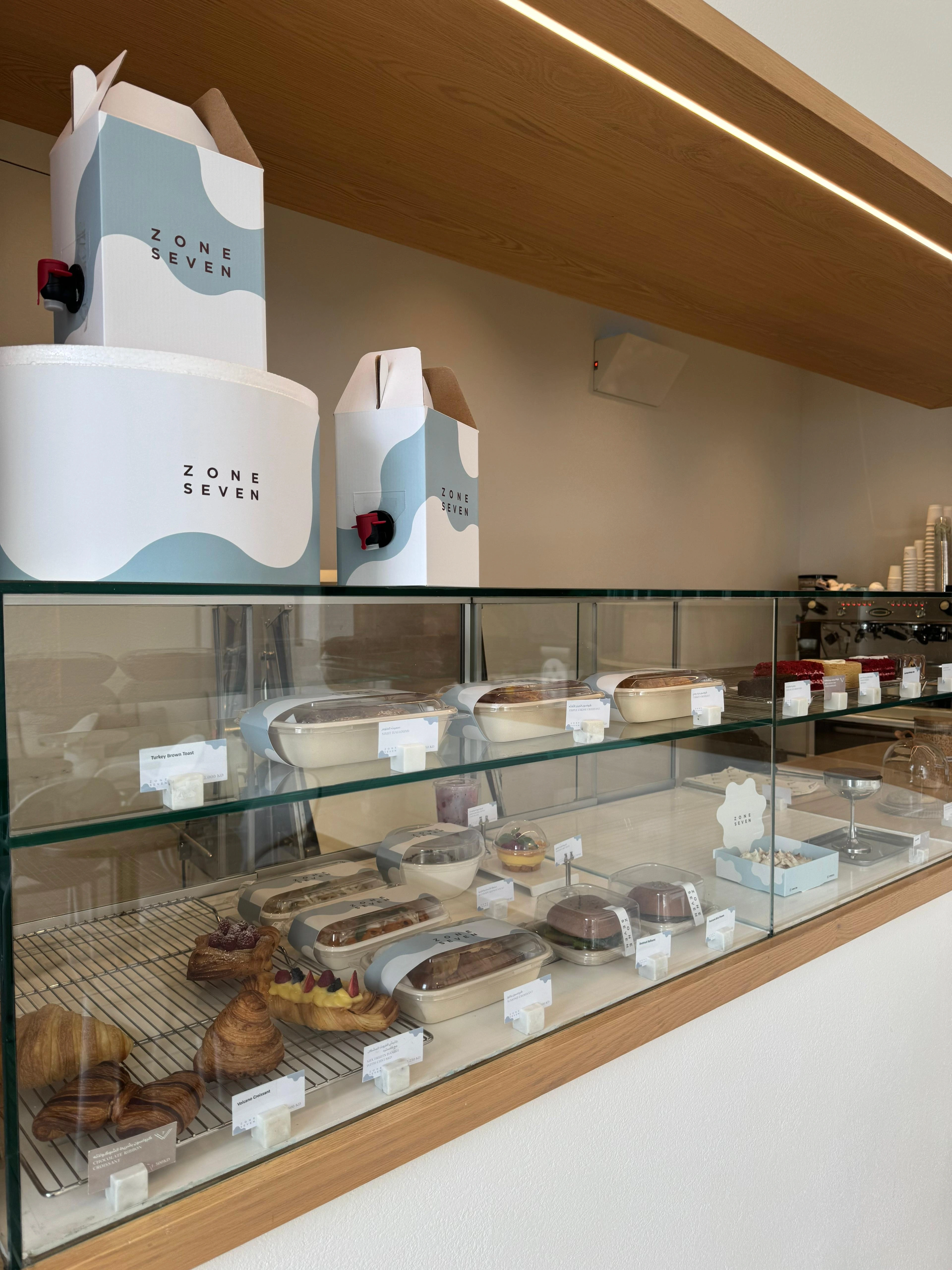 Zone Seven Cafe الديرة – واجهة الكافيه