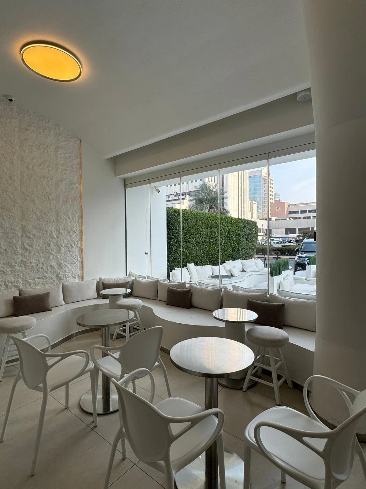 Cloudy Hot Chocolate في Zone Seven Cafe